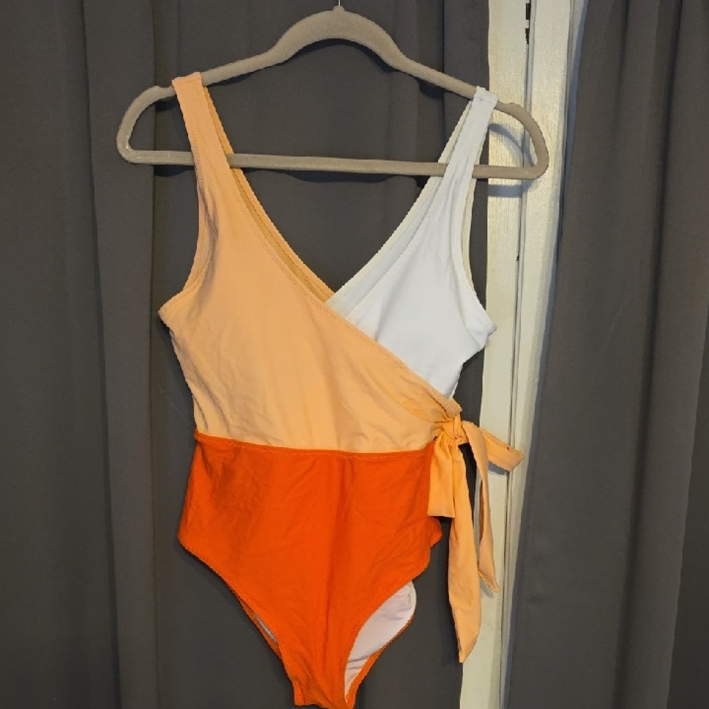 Cupshe Women's Swimsuit White/Orange Swimwear Wrap Style Removable Pads Sz M EUC
